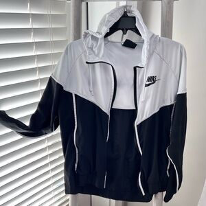 Women’s Nike Windbreaker Jacket 🧥